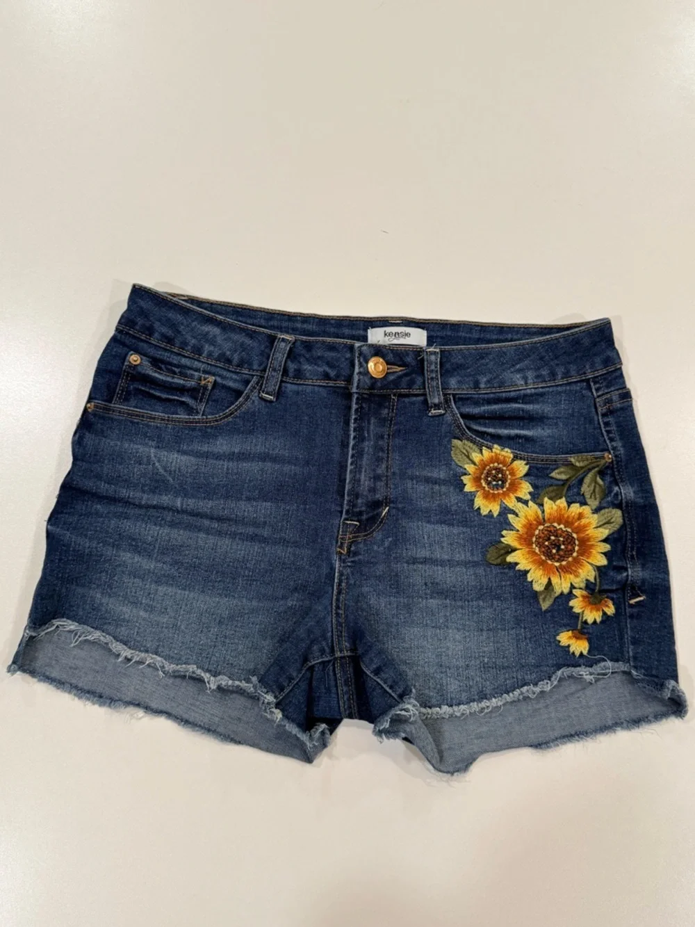 Kensie Denim Shorts Floral Embroidered Sunflower Raw Hem Size 6 28 - Picture 3 of 12